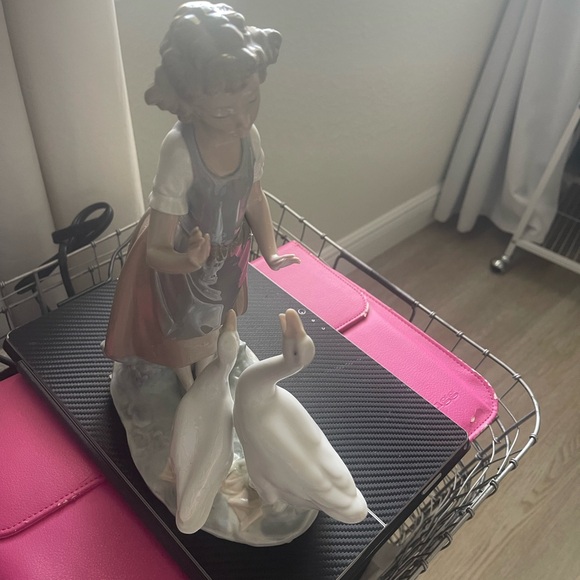 Lladro girl with ducks - Picture 2 of 3